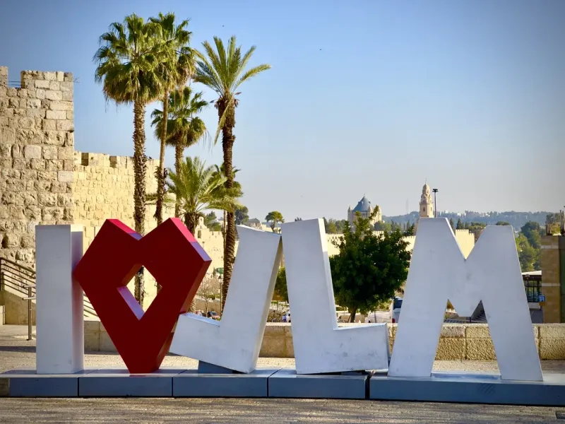 Letrero I❤JERUSALÉN frente a las murallas de la Ciudad Vieja de Jerusalén.