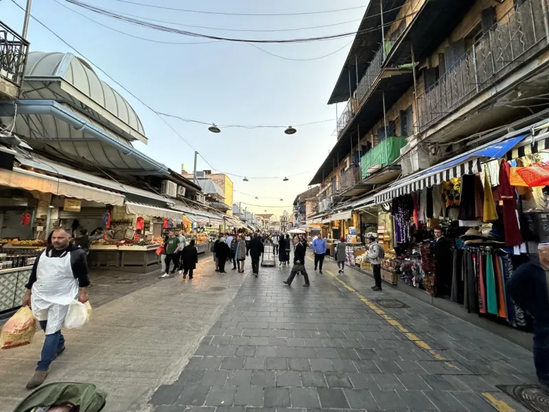 Der geschäftige Mahane-Jehuda-Markt in Jerusalem, Israel.