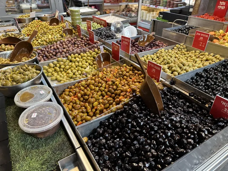 Verschiedene Olivensorten auf dem Machane Yehuda Markt in Jerusalem.