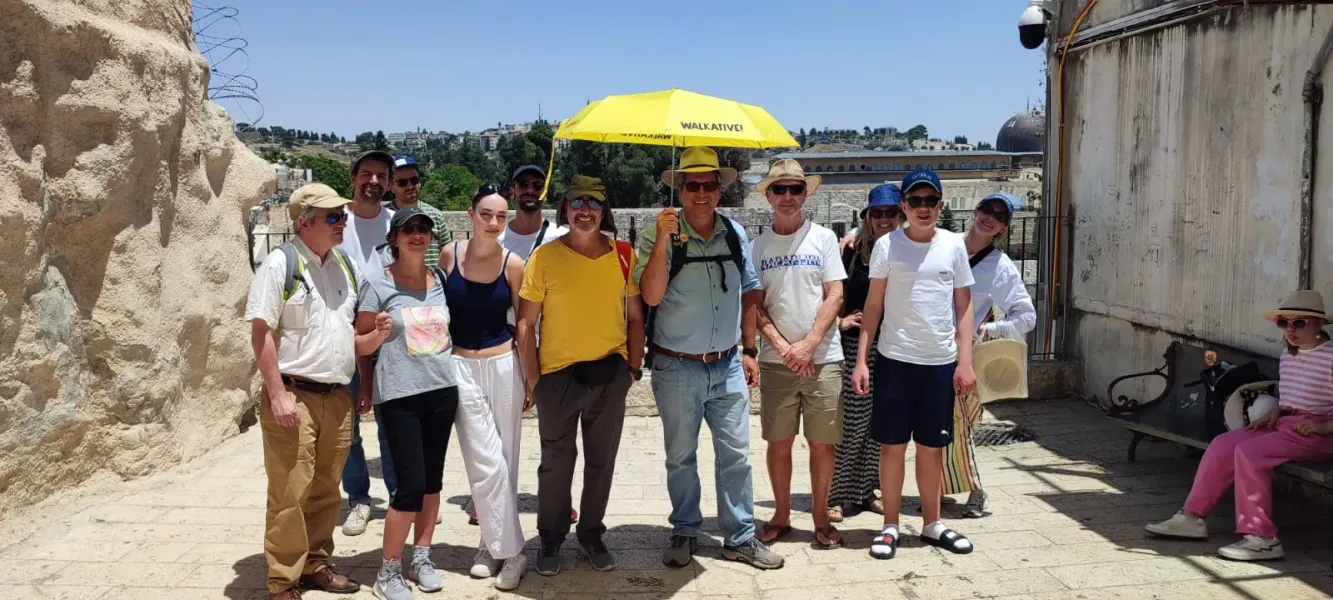 Turistas felices en una visita guiada en Jerusalén.