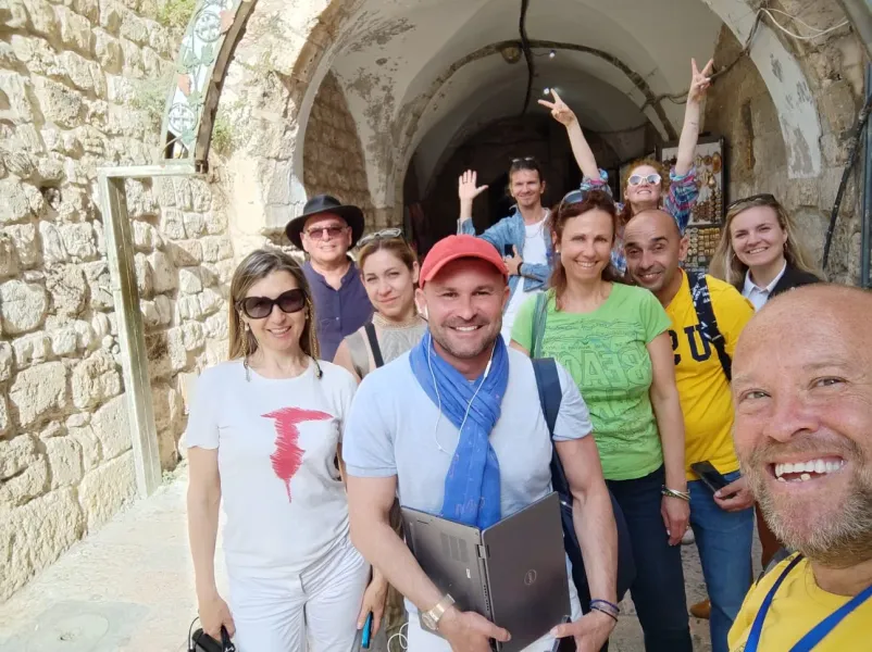 Turistas felices en una visita guiada por la Ciudad Vieja de Jerusalén.