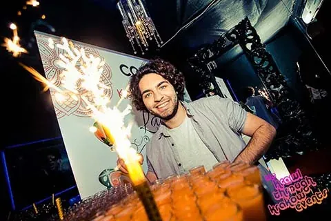 Barman na imprezie Krakow Cocktail Crawl.