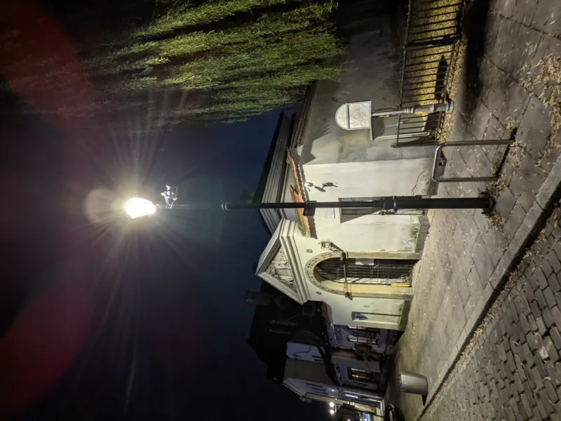 Historyczny budynek w Krakowie w nocy.