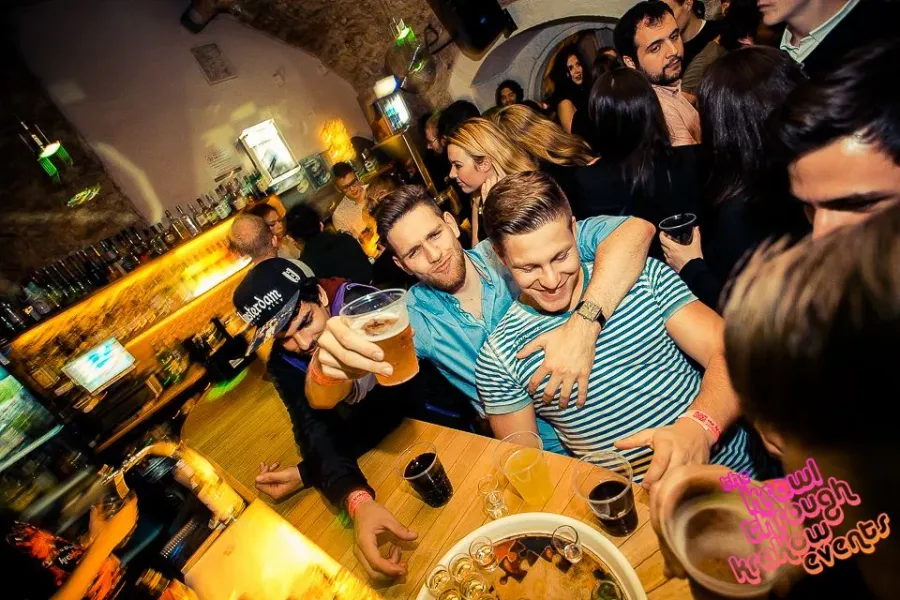 Przyjaciele bawią się na krakowskim pub crawl.