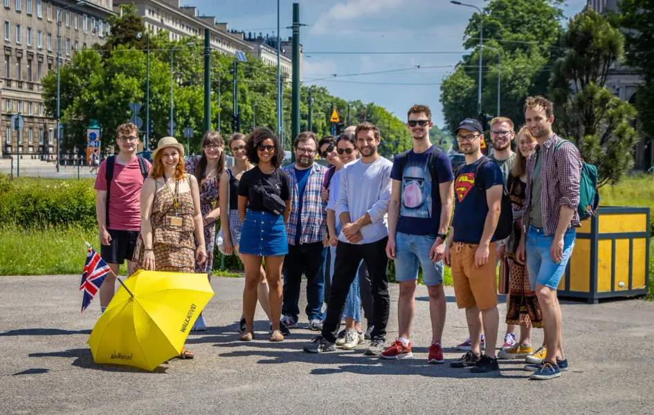 Fröhliche Touristen auf einer Walkative!-Stadtführung in Krakau.