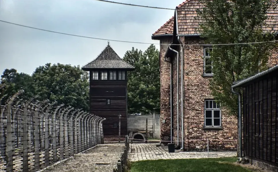 Torre de vigilancia y edificio en el Memorial de Auschwitz.