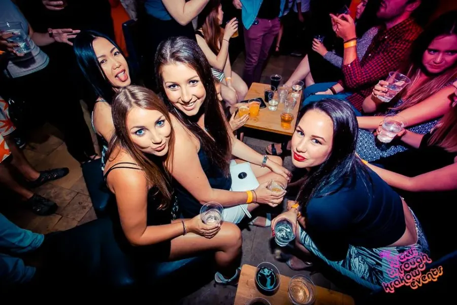 Grupa przyjaciółek bawi się w Krakowie.