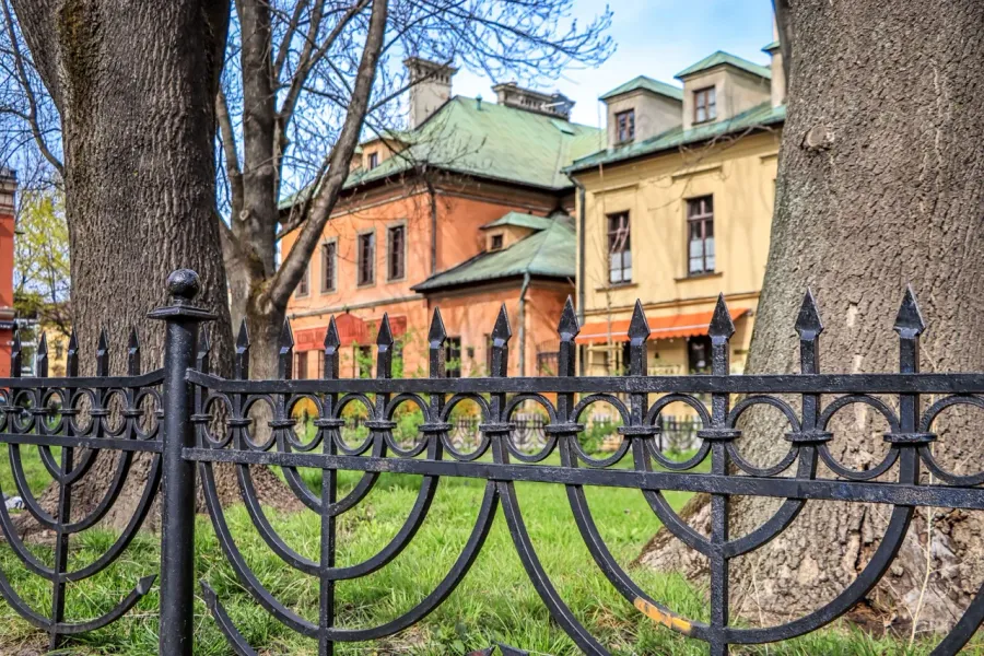 Ażurowy, kuty płot z motywem menorah w krakowskiej dzielnicy Kazimierz.
