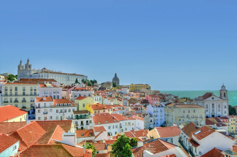 Vista panorámica de los tejados de terracota y los edificios históricos de Lisboa.