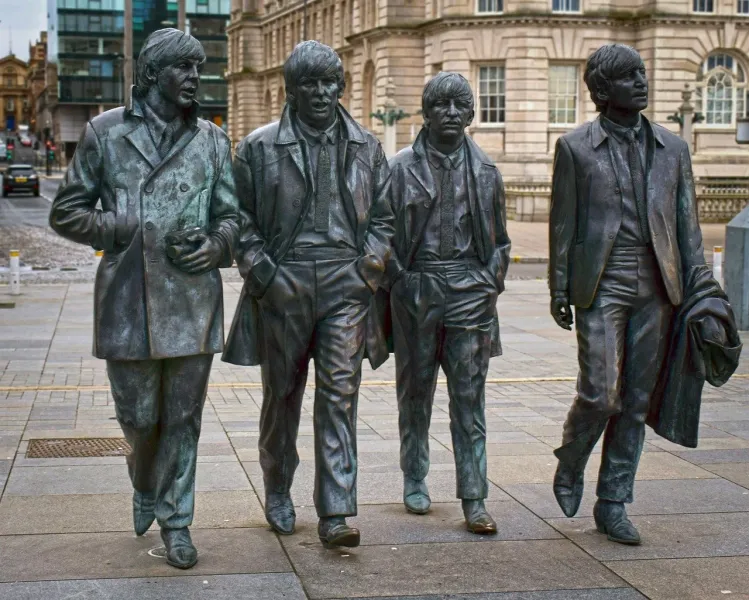 Brązowe posągi Beatlesów w Liverpoolu, Anglia.