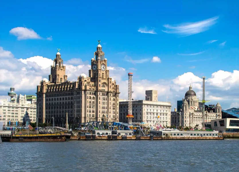 Oszałamiający widok na Royal Liver Building i nabrzeże w Liverpoolu.