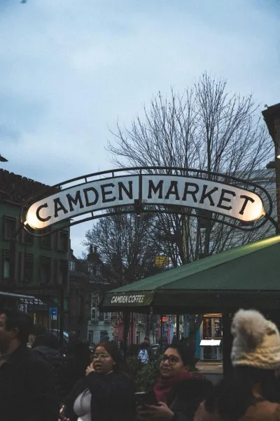 Touristen versammeln sich am ikonischen Tor des Camden Market in London.