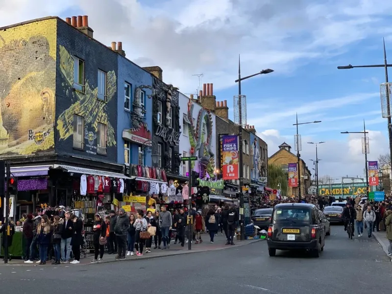 Der geschäftige Camden Market in London, England, mit lebendiger Straßenkunst und verschiedenen Geschäften.