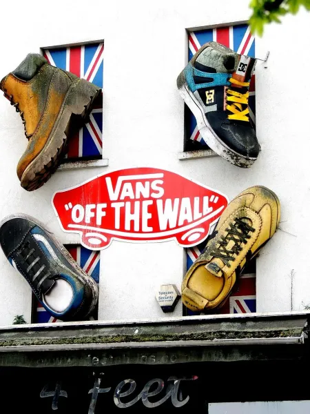 Riesige Schuhe schmücken ein Gebäude in London und schaffen eine lustige und einzigartige Straßenszene.