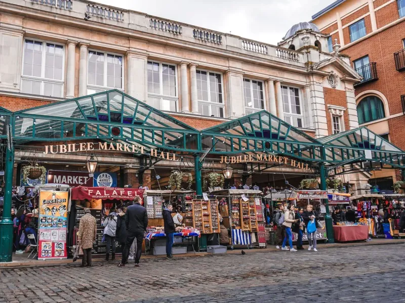Jubilee Market Hall in London, England, voller Touristen und Verkäufer.