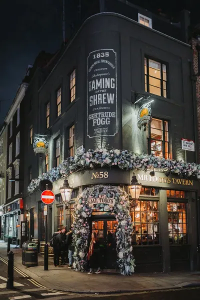 Mr. Foggs Tavern in London bei Nacht, wunderschön dekoriert.