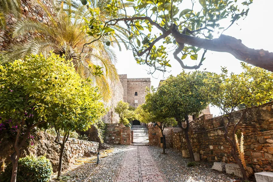 Camino al Castillo de Gibralfaro en Málaga, España.