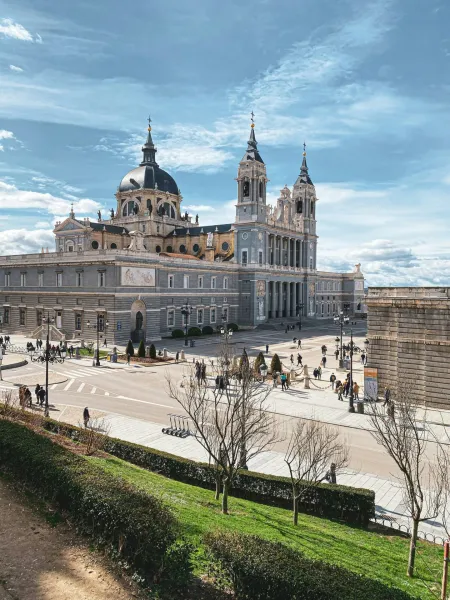 Atemberaubende Aussicht auf die Almudena-Kathedrale in Madrid, Spanien.