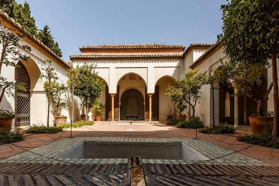 Tranquilo patio de la Alcazaba en Málaga, España.