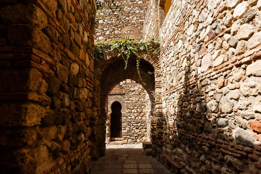 Pasaje antiguo en la Alcazaba de Málaga.