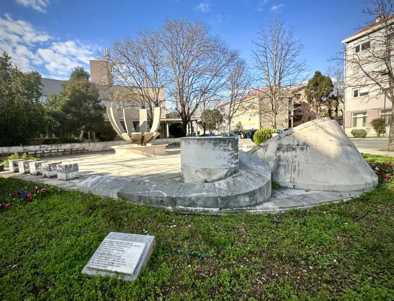 Steinmonument in einem Park in Mostar.