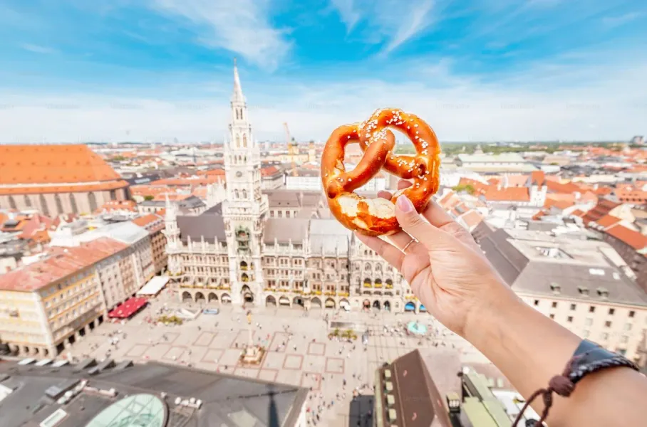 Ein Brezel vor der Kulisse des Münchner Marienplatzes.