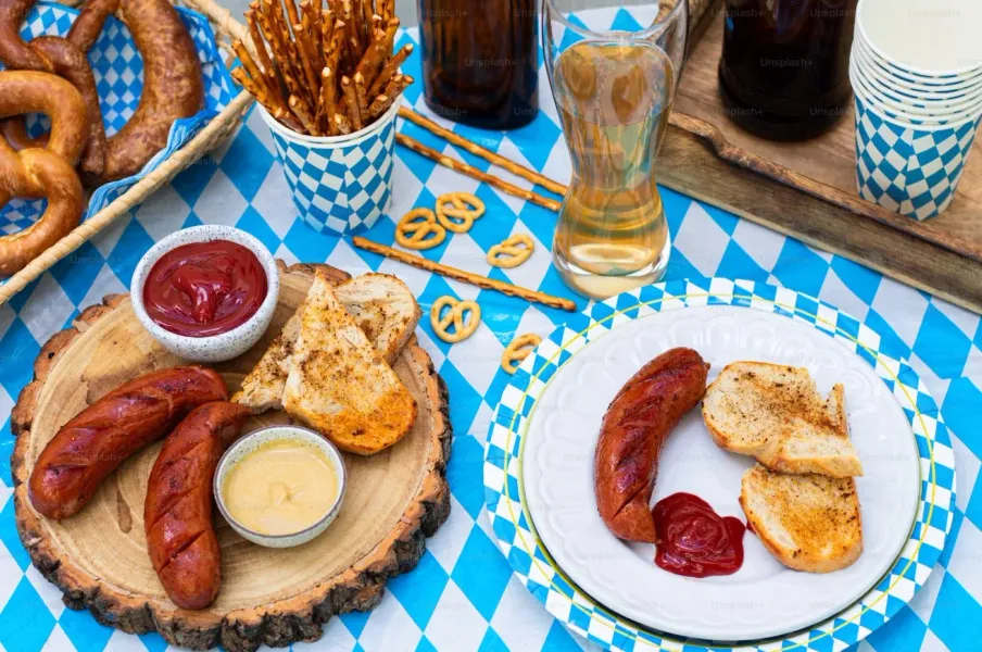 Leckeres bayerisches Essen in München: Würstchen, Brezeln und Bier.