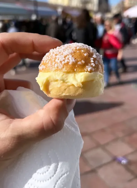 Un delicioso pastel disfrutado durante un tour gastronómico en Niza, Francia.