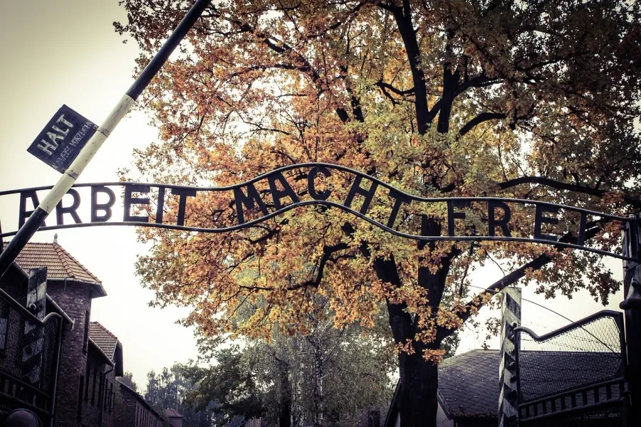 Puerta del Memorial de Auschwitz: "Arbeit Macht Frei"