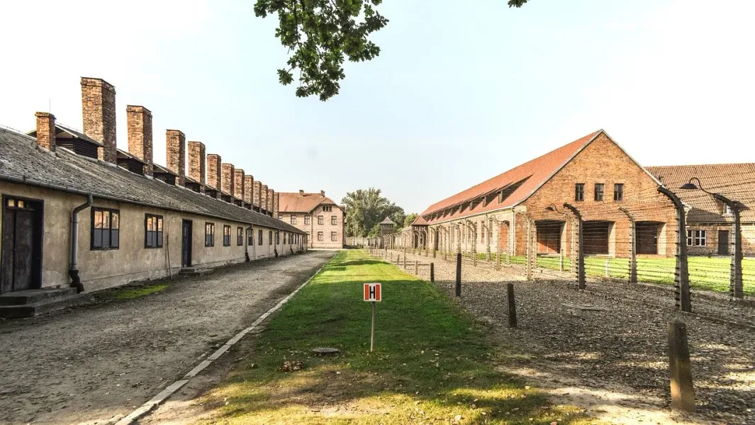 Museo Estatal de Auschwitz-Birkenau: Una vista sombría de los barracones y las vallas.