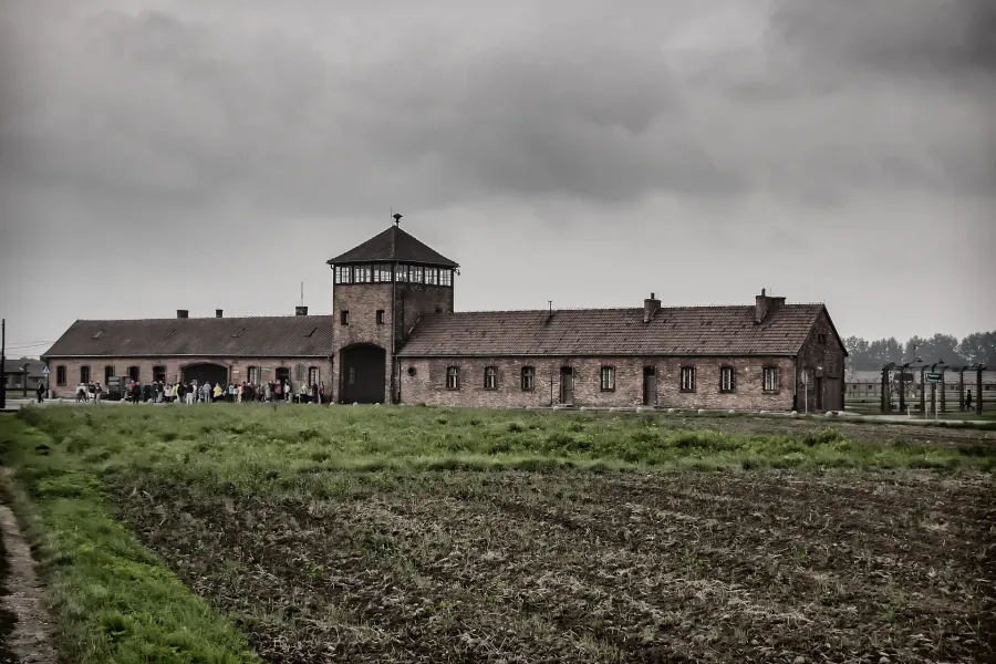 Un grupo de turistas en una visita guiada al Museo y Memorial de Auschwitz-Birkenau.
