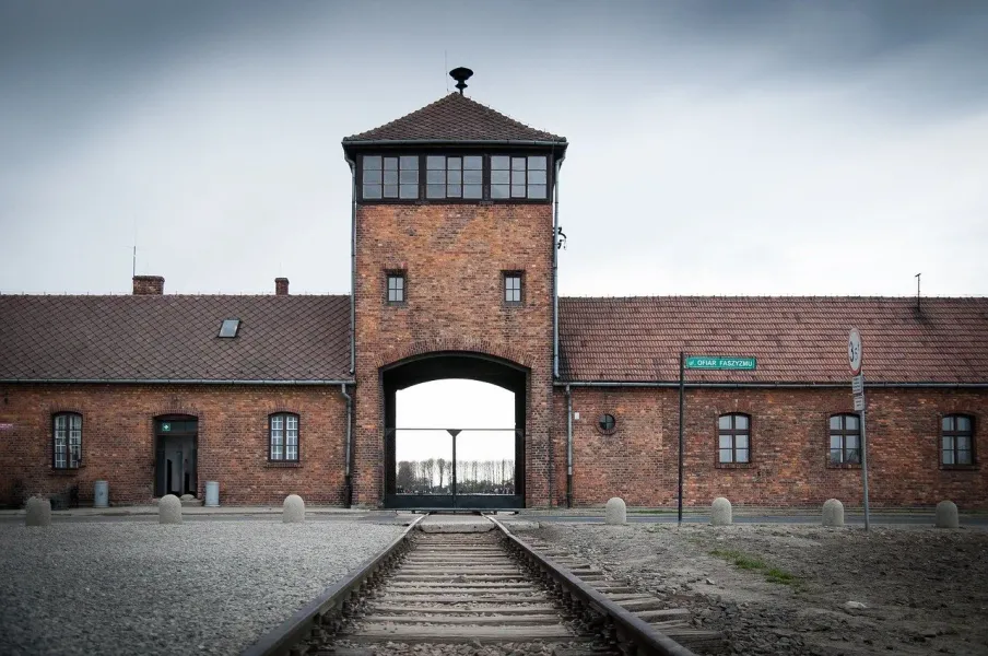 La puerta y las vías del tren del Memorial de Auschwitz.
