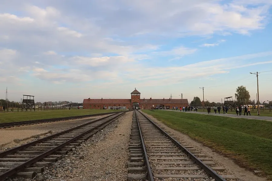 Un grupo de turistas con guía en el Memorial y Museo Auschwitz-Birkenau.