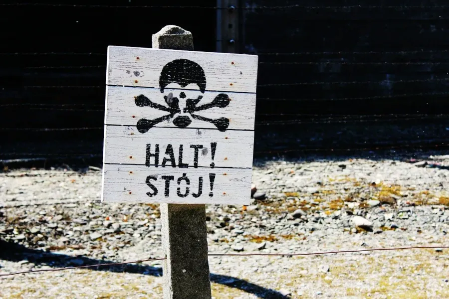 Un cartel con una calavera y huesos cruzados en el Memorial de Auschwitz.