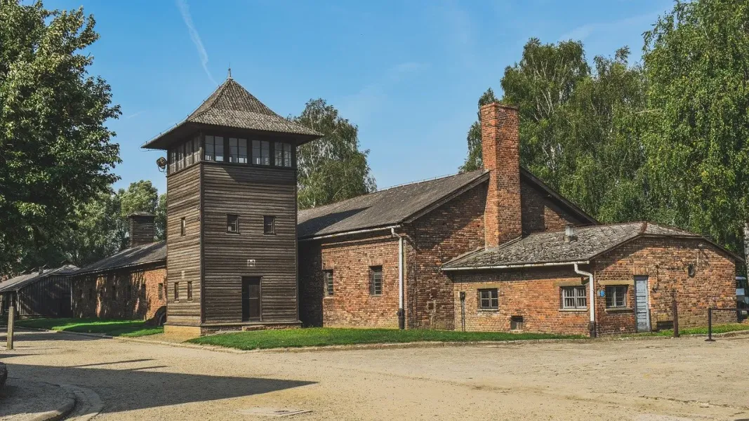 Recorrido por el Memorial de Auschwitz: Edificios preservados en el sitio.