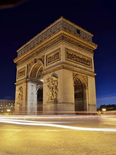 El Arco del Triunfo en París por la noche, bellamente iluminado.