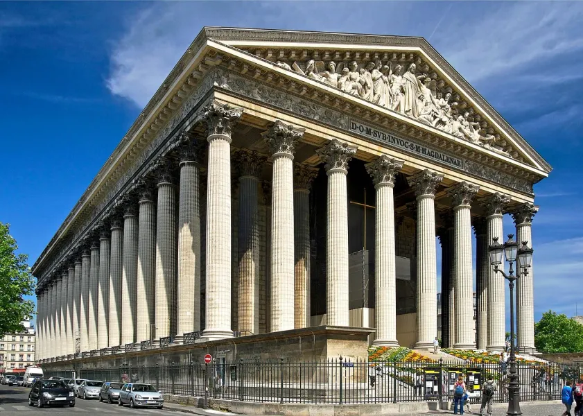 La majestuosa Iglesia de la Madeleine en París, Francia.