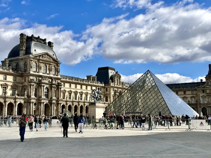 Touristen besuchen das Louvre-Museum in Paris, Frankreich.