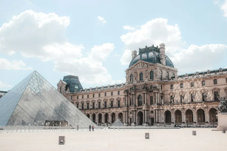 Das Louvre-Museum in Paris mit seiner berühmten Glaspyramide und klassischer Architektur.