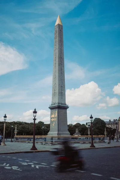 El majestuoso Obelisco de Luxor en la Plaza de la Concordia de París.
