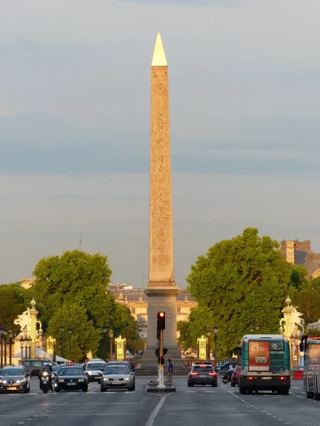 El Obelisco de Luxor en París, Francia, se alza sobre el tráfico de la ciudad.