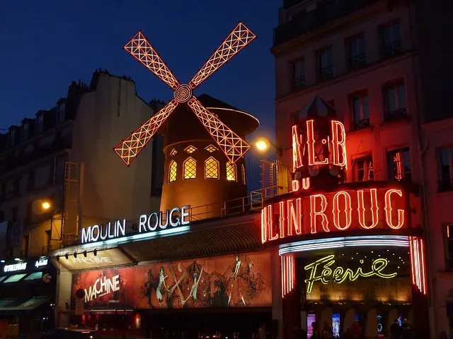 Das strahlende Moulin Rouge in Paris bei Nacht.