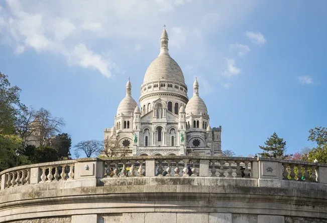 Atemberaubende Aussicht auf die Sacré-Cœur-Basilika in Paris.