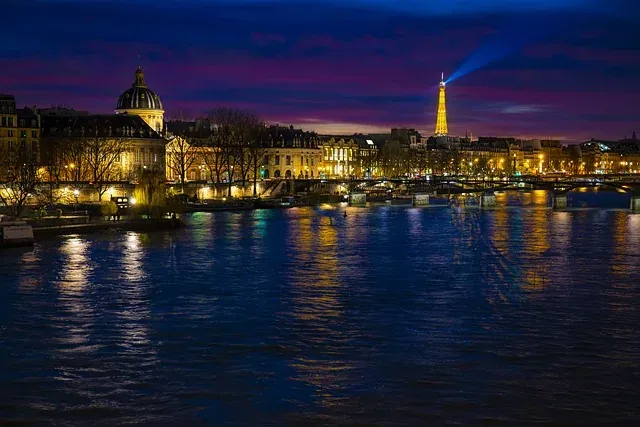 París por la noche: Torre Eiffel y Sena.