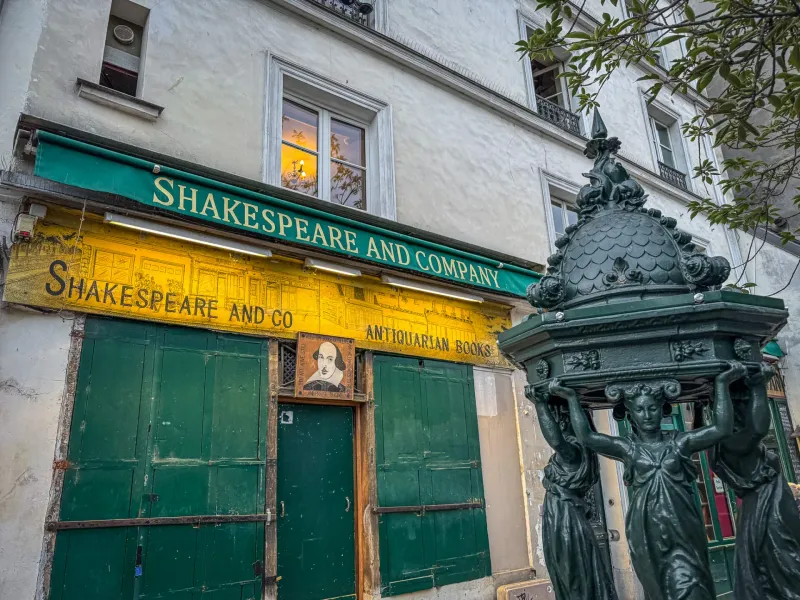 Librería Shakespeare and Company en París, con una encantadora fuente antigua.