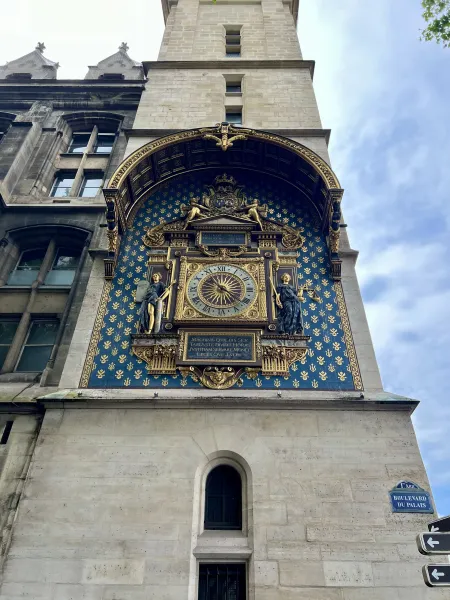 Außergewöhnliche astronomische Uhr an einer Gebäude-Fassade in Paris.