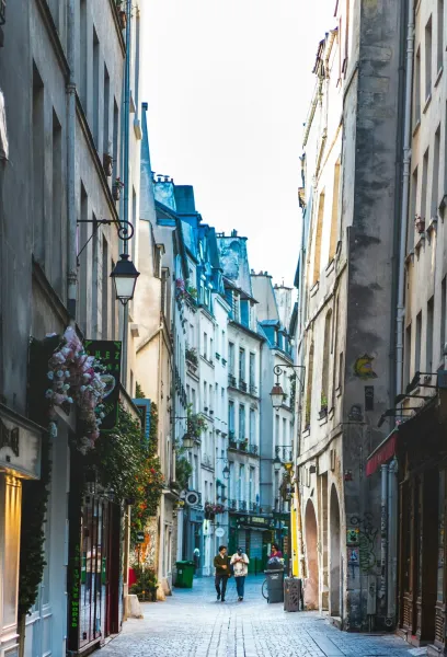 Eine charmante Pariser Gasse mit zwei Spaziergängern.