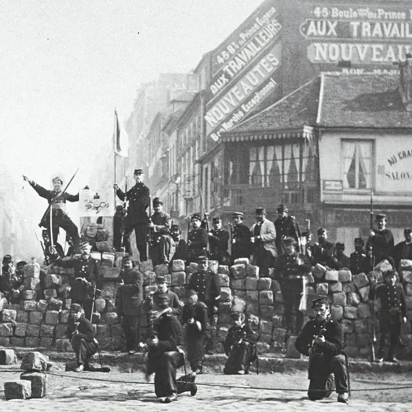 Foto histórica: Soldados en una barricada en París.