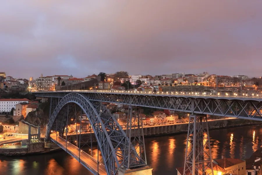 Puente Dom Luís I en Oporto al anochecer