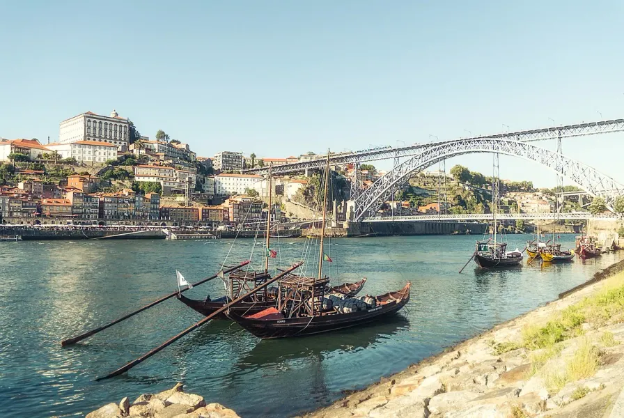 Barcos tradicionales rabelo en el río Duero en Oporto, Portugal, con el puente Dom Luís I al fondo.